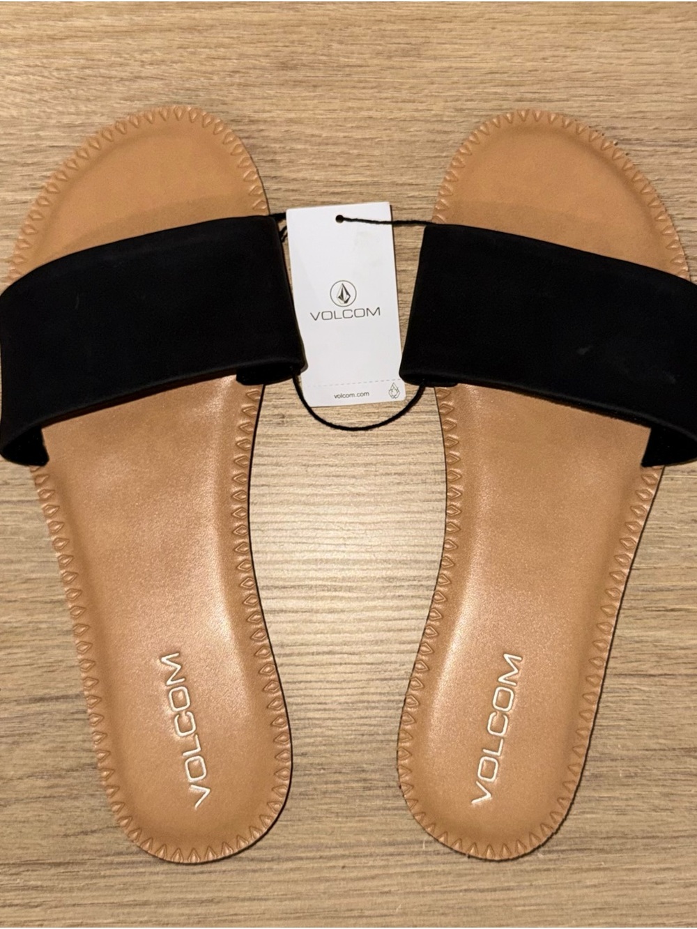 NWT VOLCOM Black and Tan Women’s Slide Sandals. Size 9.